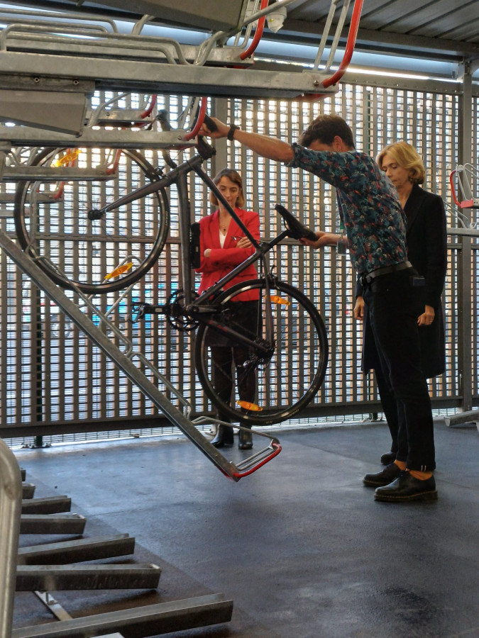 Présentation du dispositif dans le parking vélo près de la gare du RER A à Vincennes
