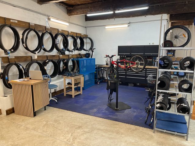 intérieur atelier Repair and Run à Aubagne