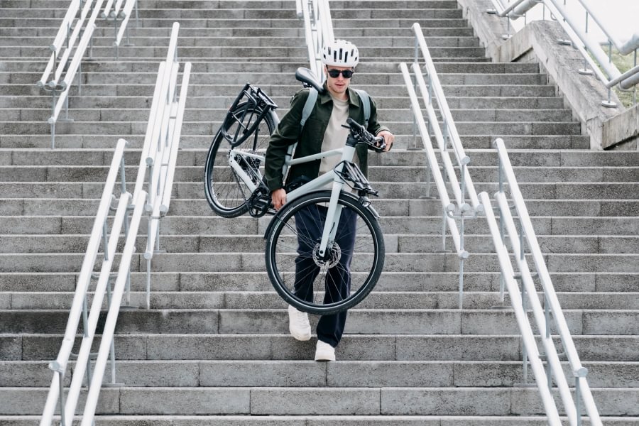 Orbea Vector porté dans les escalier