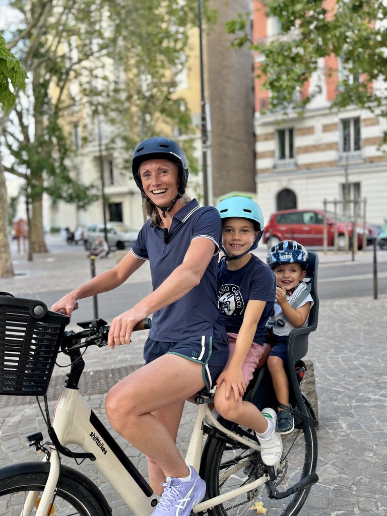 Avec une selle biplace Jallot, trois personnes peuvent voyager sur un vélo classique