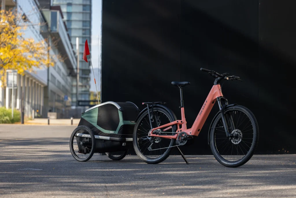 Jusqu'à 800 Wh de batterie pour voir plus loin

L'autonomie constitue évidemment un enjeu majeur sur ce type de vélo polyvalent. Selon les versions, le Scott E-Ville reçoit une batterie Bosch amovible de 720 Wh ou 800 Wh, des capacités particulièrement généreuses pour un vélo urbain. Le cycliste n'a pas à se préoccuper de la charge au quotidien. Et lorsque le moment vient, l'utilisateur peut retirer facilement la batterie pour la recharger à domicile ou au bureau. Pour les longues sorties ou les voyages à vélo, le système est compatible avec le prolongateur d'autonomie Bosch PowerMore. De quoi envisager sereinement aussi bien les trajets quotidiens que les longues journées de randonnée.